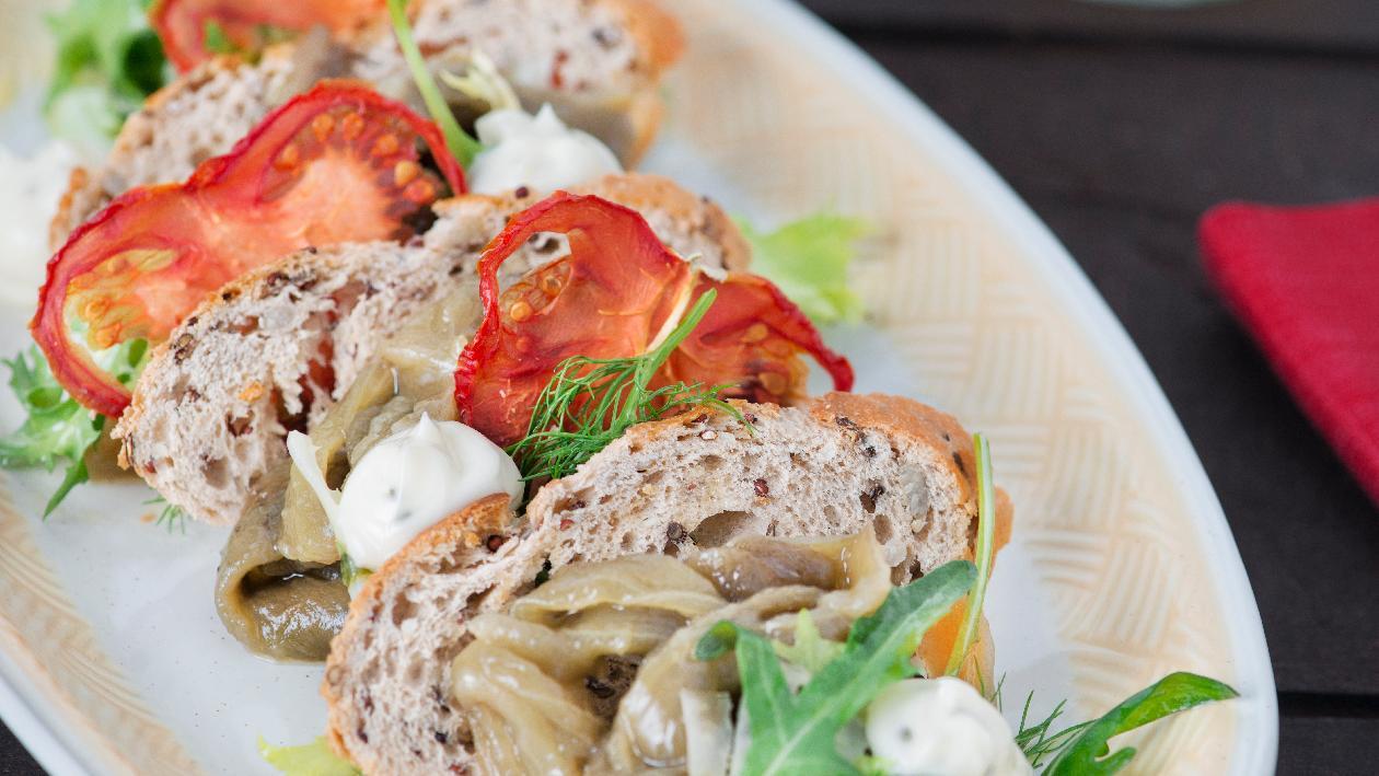 Millefoglie di pane ai semi essiccato con caviale di melanzane e maionese al basilico – Ricetta Millefoglie di pane ai semi essiccato con caviale di melanzane e maionese al basilico – Ricetta