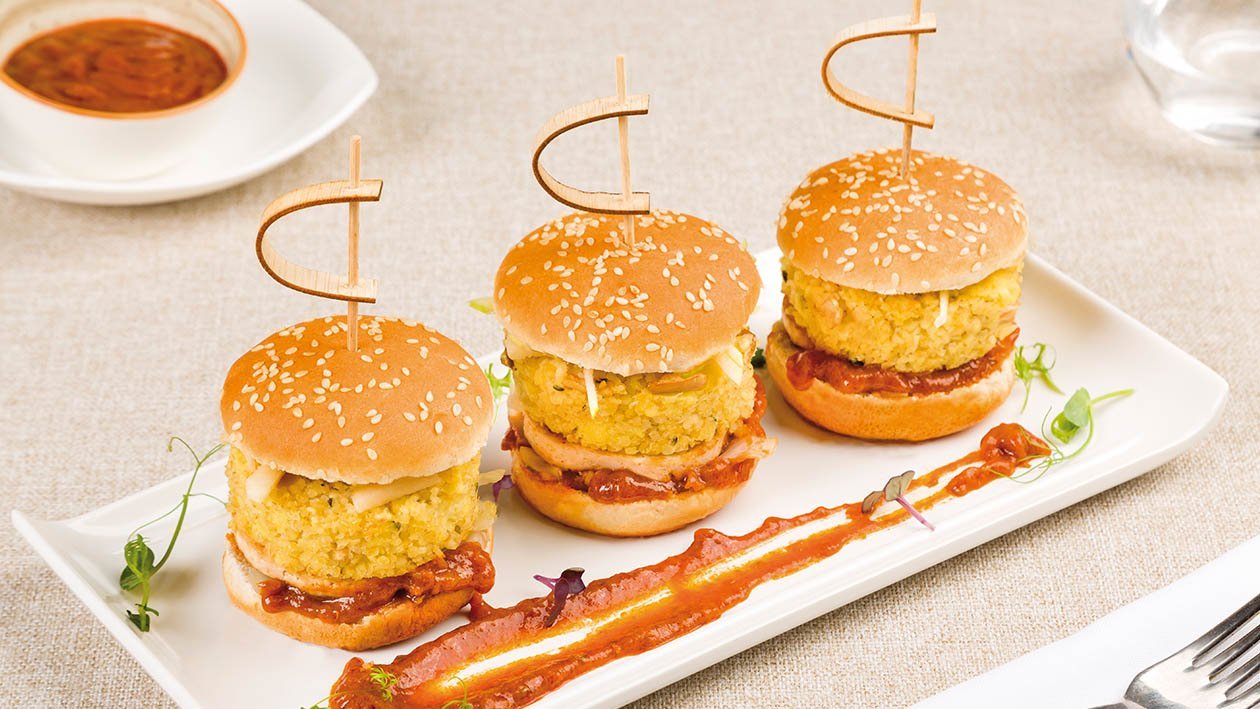 Mini burger vegano di bulgur, tofu, cavolo stufato, e salsa al peperone rosso e tabasco – Ricetta Mini burger vegano di bulgur, tofu, cavolo stufato, e salsa al peperone rosso e tabasco – Ricetta