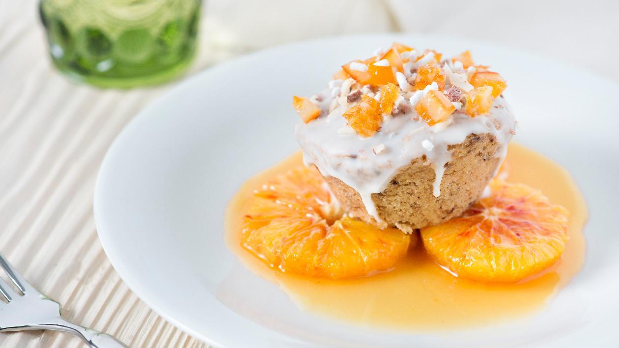 Mini-cake alle nocciole con topping crunchy bianco, zucchero in granella e arancia – Ricetta Mini-cake alle nocciole con topping crunchy bianco, zucchero in granella e arancia – Ricetta