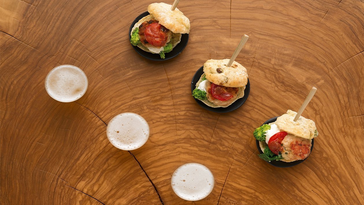 Mini hamburger al pomodoro secco con cime di rapa, burrata e maionese alle acciughe e aglio – Ricetta Mini hamburger al pomodoro secco con cime di rapa, burrata e maionese alle acciughe e aglio – Ricetta