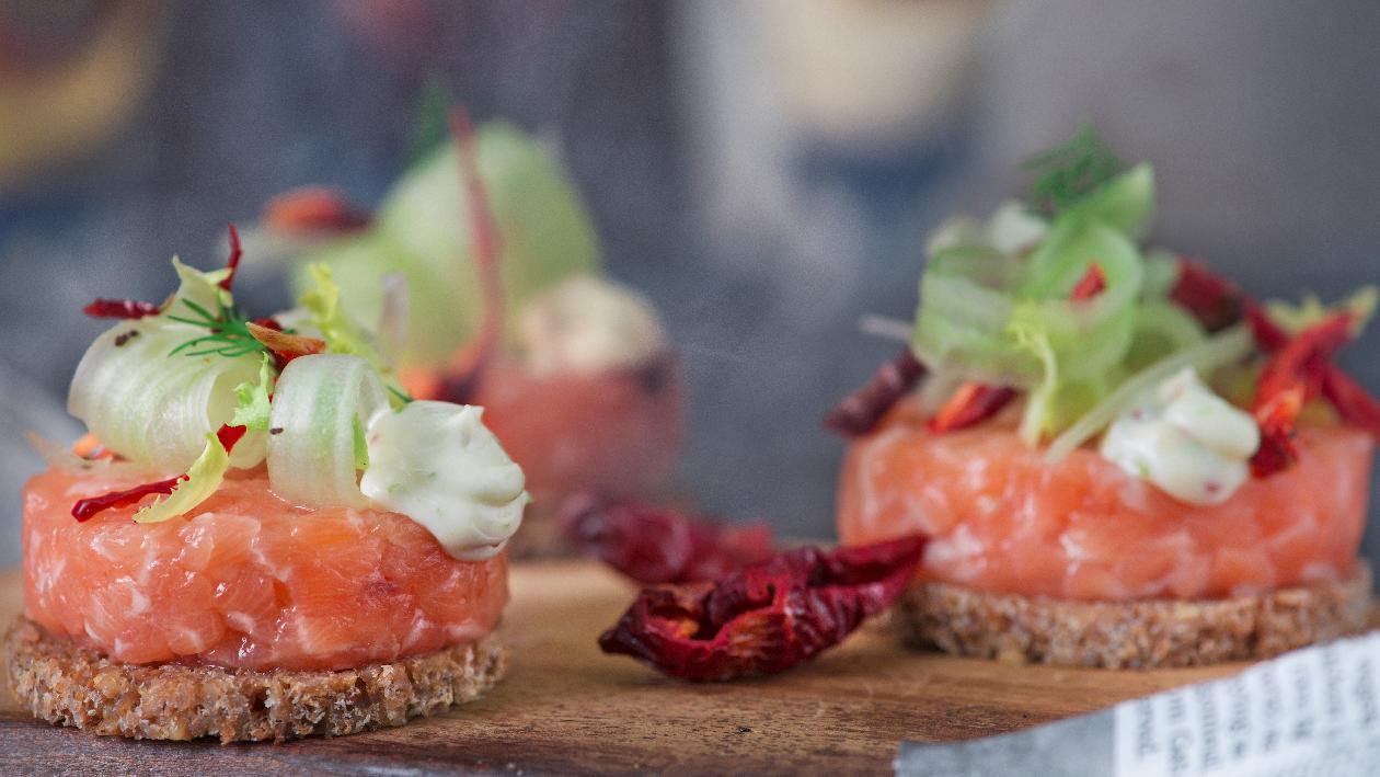 Mini Hamburger Di Salmone Affumicato Con Insalatina Di Sedano E Peperone Crusco Al Basilico E Maionese Al Lime Ricetta Ricetta Unilever Food Solutions