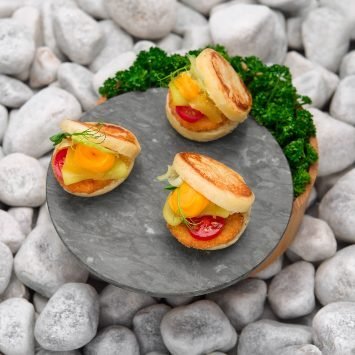 Mini milanesi, brioche dorata al vapore con crema di zucca, cetriolo marinato e senape – Ricetta Mini milanesi, brioche dorata al vapore con crema di zucca, cetriolo marinato e senape – Ricetta