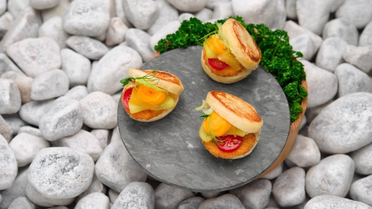 Mini milanesi, brioche dorata al vapore con crema di zucca, cetriolo marinato e senape – Ricetta Mini milanesi, brioche dorata al vapore con crema di zucca, cetriolo marinato e senape – Ricetta
