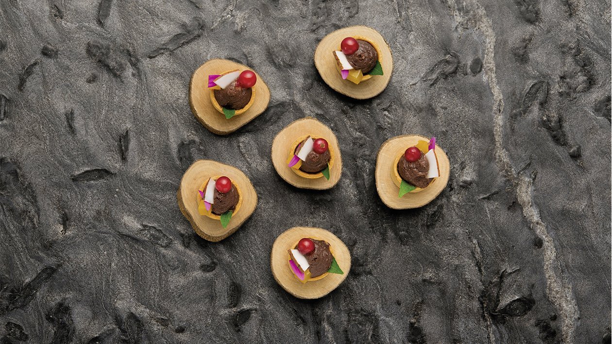 Mini tartellette di mousse al cioccolato con gelée all'arancia e nocciole al caramello – Ricetta Mini tartellette di mousse al cioccolato con gelée all'arancia e nocciole al caramello – Ricetta