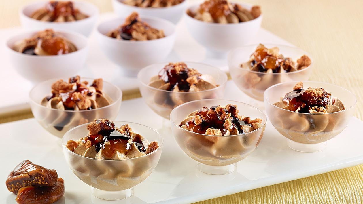 Mousse al caffè, con fichi, crumble alla cannella e vincotto di fichi – Ricetta Mousse al caffè, con fichi, crumble alla cannella e vincotto di fichi – Ricetta