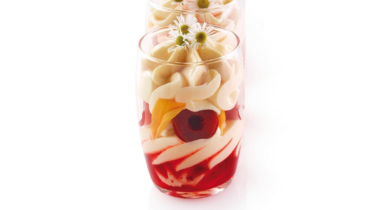 mousse al cioccolato bianco, ciliegia e fiori di camomilla – Ricetta mousse al cioccolato bianco, ciliegia e fiori di camomilla – Ricetta