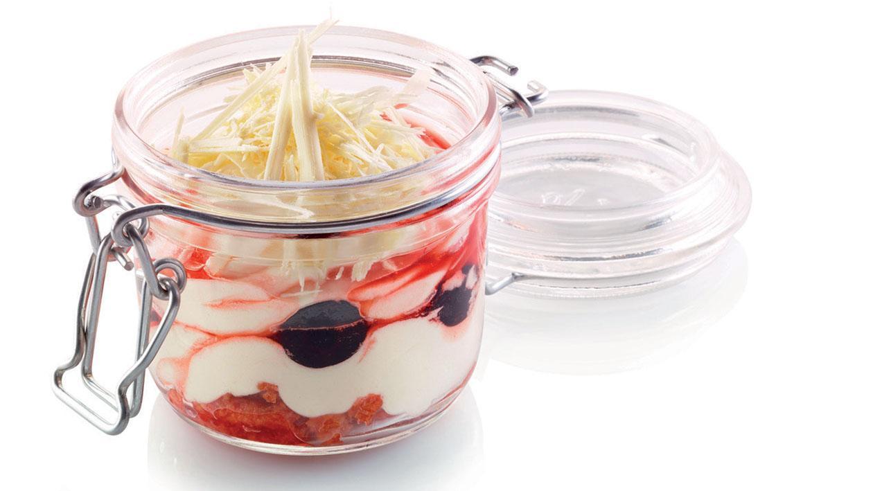 Mousse al cioccolato bianco e amarene – Ricetta Mousse al cioccolato bianco e amarene – Ricetta