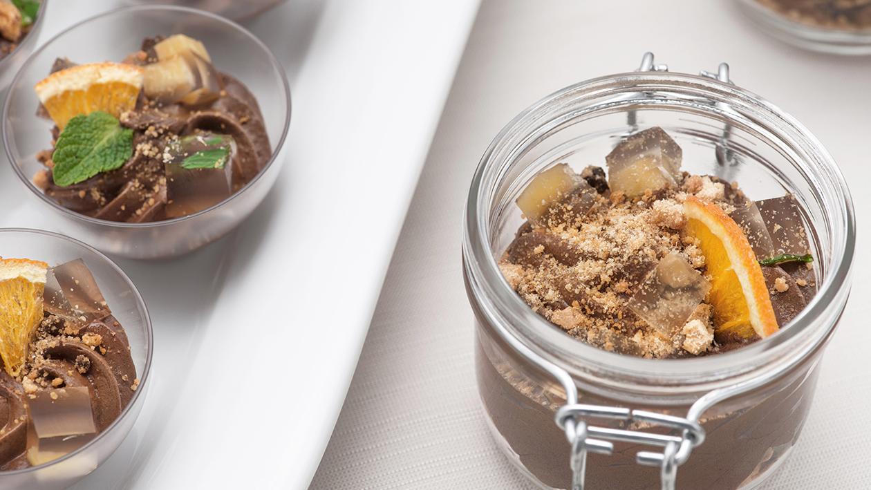 MOUSSE AL CIOCCOLATO CON GELEE’ DI ZENZERO E CRUMBLE DI NOCCIOLE – Ricetta MOUSSE AL CIOCCOLATO CON GELEE’ DI ZENZERO E CRUMBLE DI NOCCIOLE – Ricetta