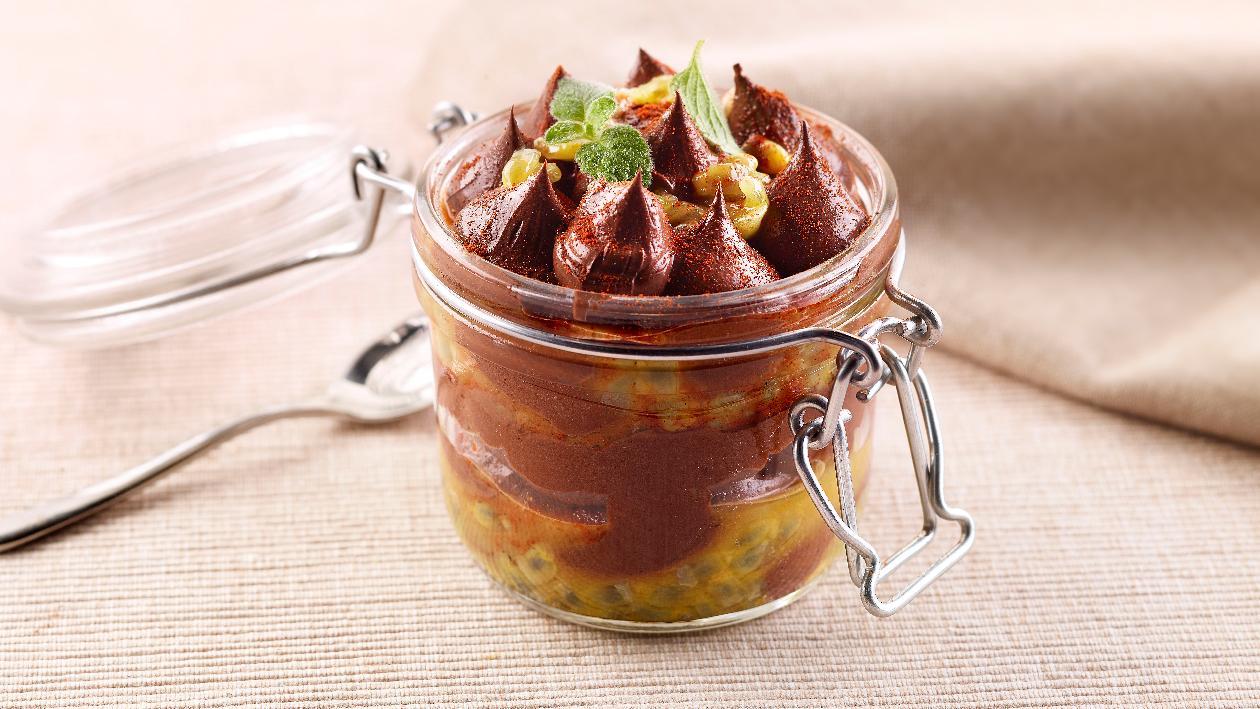 Mousse al cioccolato fondente, con passion fruit e paprika – Ricetta Mousse al cioccolato fondente, con passion fruit e paprika – Ricetta
