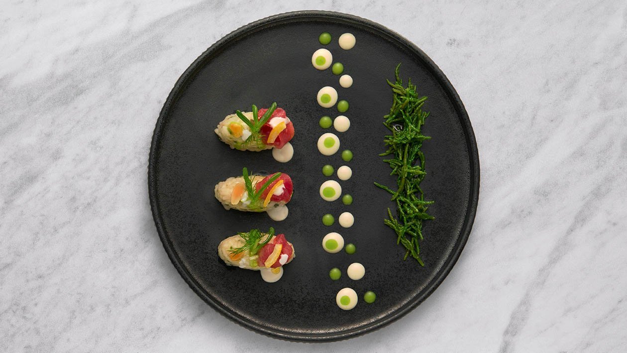 “Nigiri” di riso carnaroli riserva al latte di mandorla affumicato, limone candito, carpaccio di tonno rosso e salicornia – Ricetta “Nigiri” di riso carnaroli riserva al latte di mandorla affumicato, limone candito, carpaccio di tonno rosso e salicornia – Ricetta