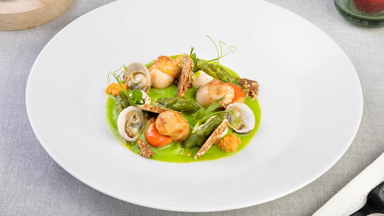 Noce di capasanta arrosto, maionese alla polpa di ricci, asparagi arrosto e crakers al pepe – Ricetta Noce di capasanta arrosto, maionese alla polpa di ricci, asparagi arrosto e crakers al pepe – Ricetta
