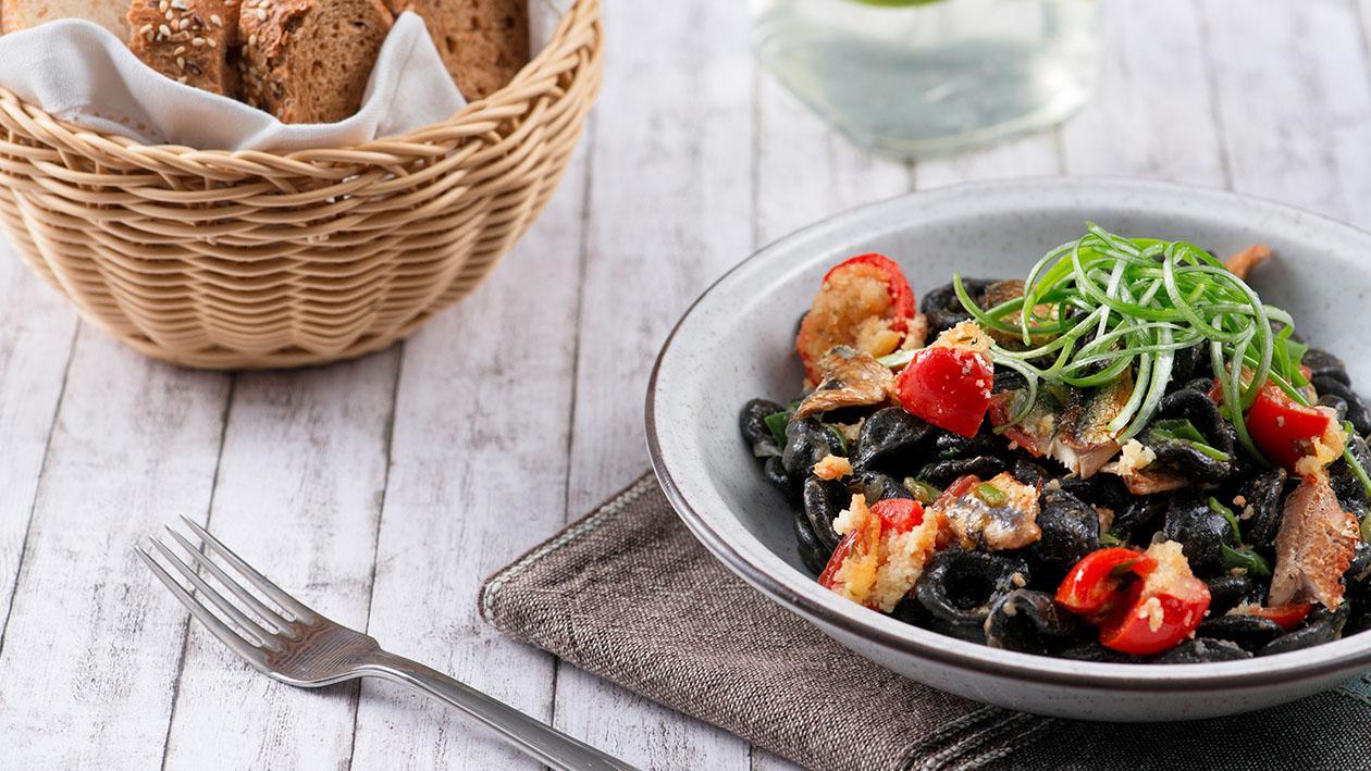 Orecchiette Al Nero Con Aringa Affumicata Pomodorino Gratinato E Cipollotti Ricetta Ricetta Unilever Food Solutions