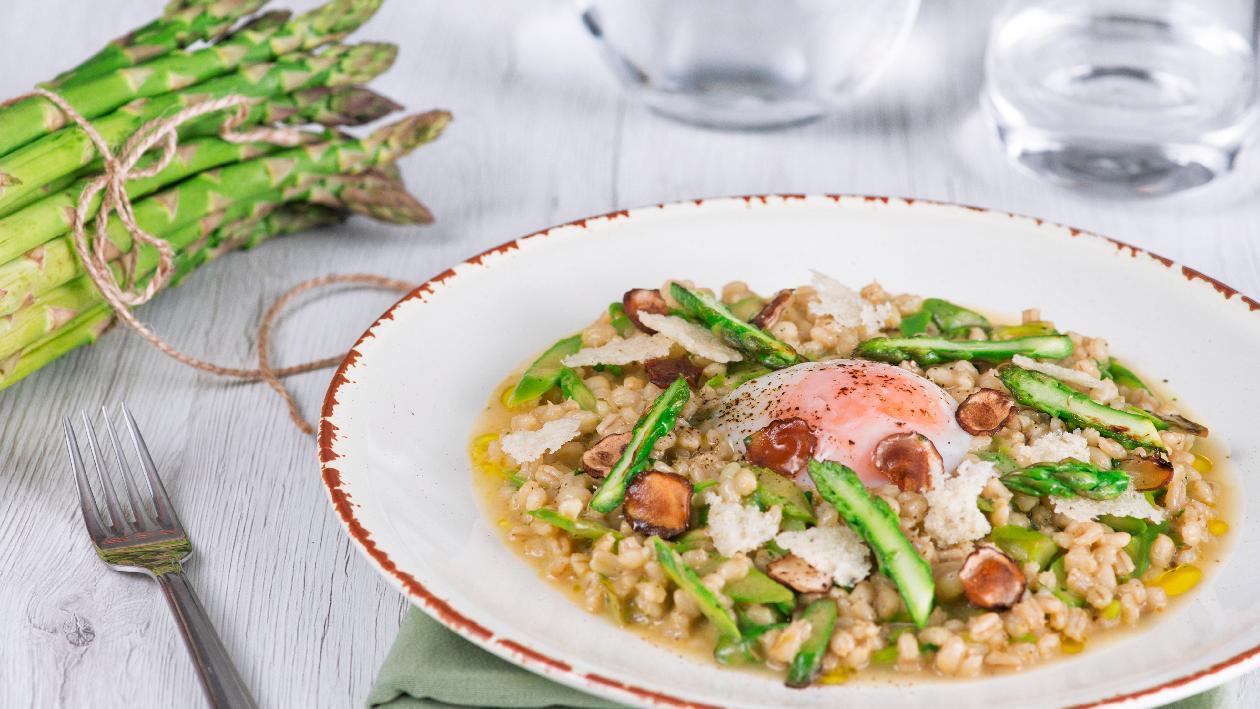 Orzotto agli asparagi con uovo cotto a bassa temperatura e lamelle di porcino secco – Ricetta Orzotto agli asparagi con uovo cotto a bassa temperatura e lamelle di porcino secco – Ricetta