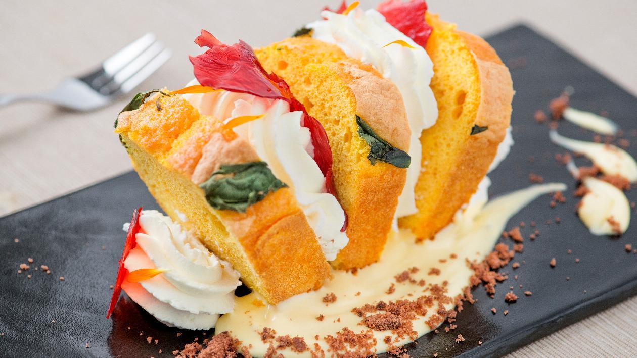 Pan di spagna alla curcuma e basilico, panna alla vaniglia e croccante ai frutti di bosco – Ricetta Pan di spagna alla curcuma e basilico, panna alla vaniglia e croccante ai frutti di bosco – Ricetta