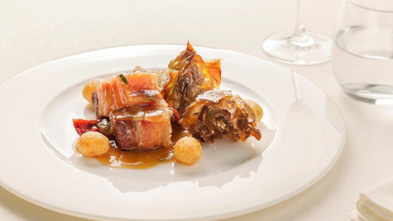 Pancetta di maiale stufato con cuore di carciofo alla giudia, patate novelle e pomodori secchi – Ricetta Pancetta di maiale stufato con cuore di carciofo alla giudia, patate novelle e pomodori secchi – Ricetta