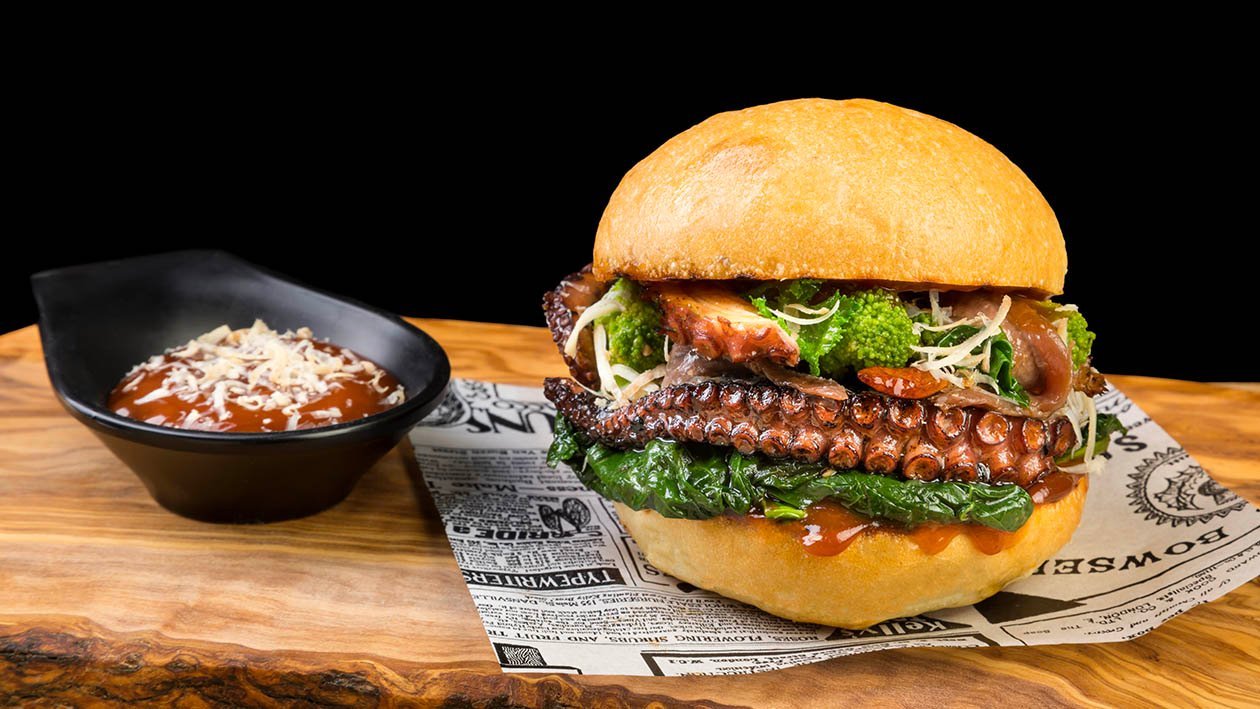 Panino con piovra caramellata in salsa BBQ, friarielli e ricotta affumicata – Ricetta Panino con piovra caramellata in salsa BBQ, friarielli e ricotta affumicata – Ricetta