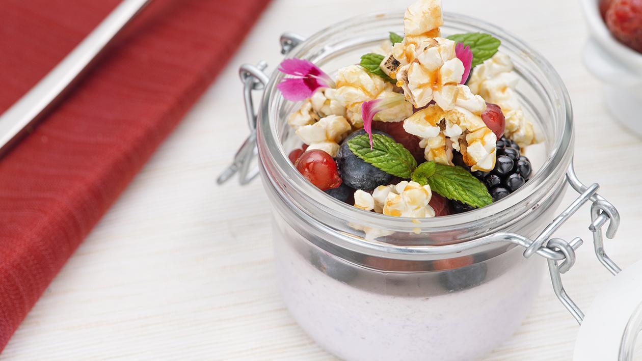 Panna cotta ai mirtilli con pop corn al caramello salato – Ricetta Panna cotta ai mirtilli con pop corn al caramello salato – Ricetta