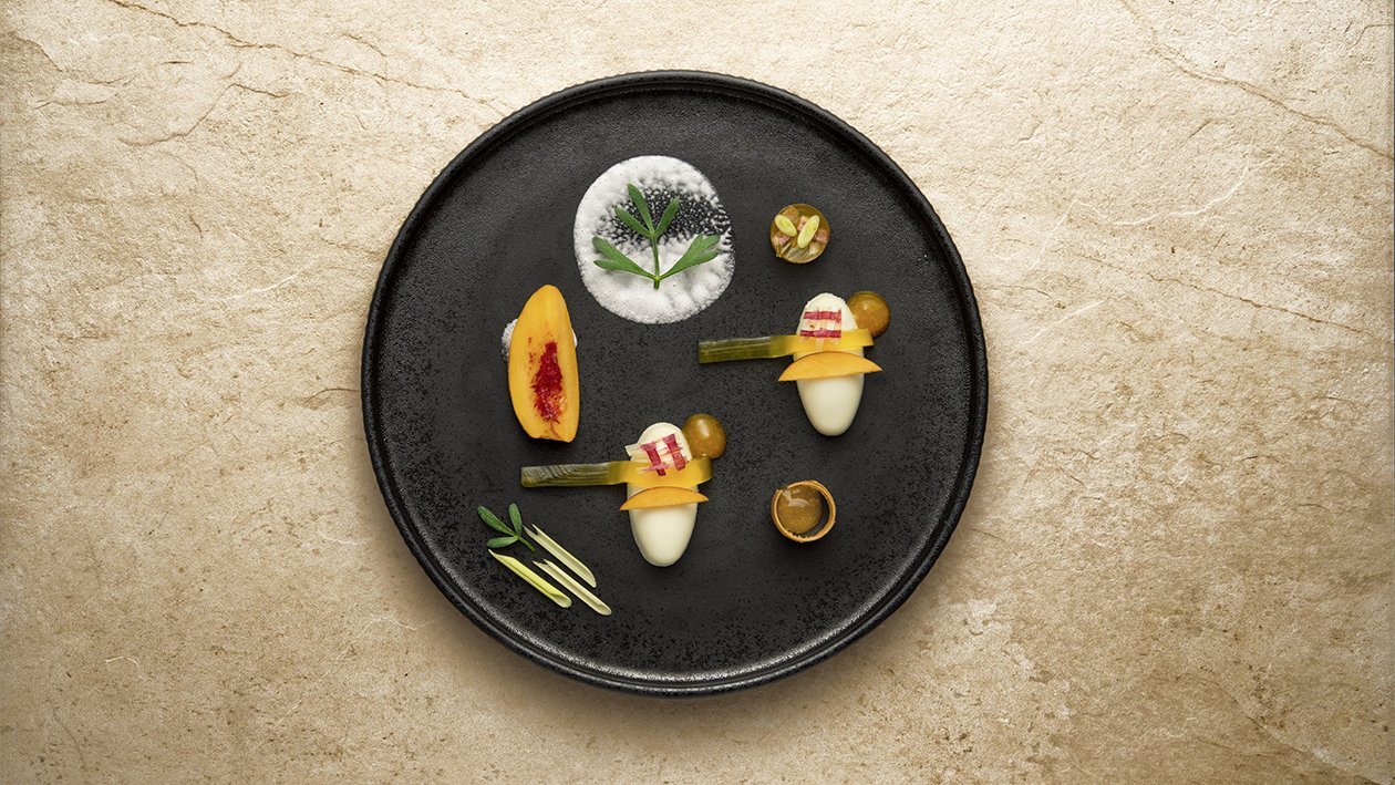 Panna cotta al lemongrass e yogurt con trasparenza di pesche al vino e rabarbaro – Ricetta Panna cotta al lemongrass e yogurt con trasparenza di pesche al vino e rabarbaro – Ricetta