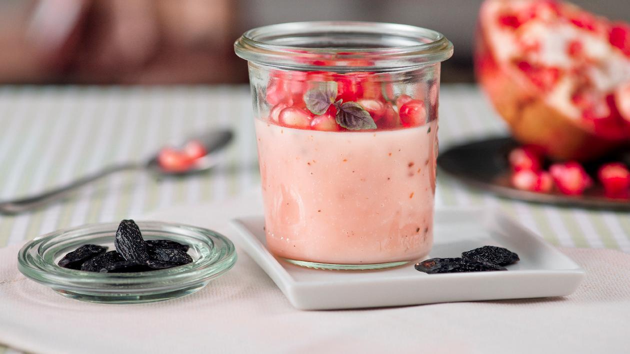 Panna cotta al melograno e fave di tonka – Ricetta Panna cotta al melograno e fave di tonka – Ricetta