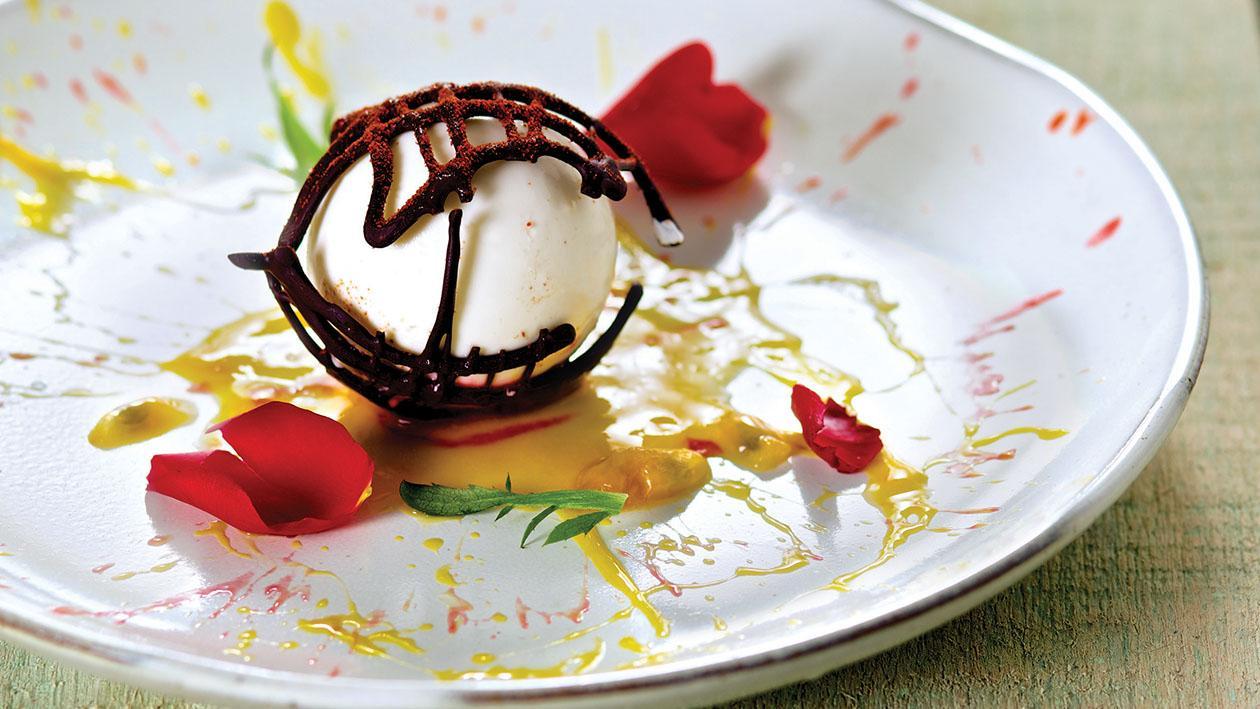 Panna Cotta al peperoncino e cioccolato croccante su purea di frutto della passione – Ricetta Panna Cotta al peperoncino e cioccolato croccante su purea di frutto della passione – Ricetta