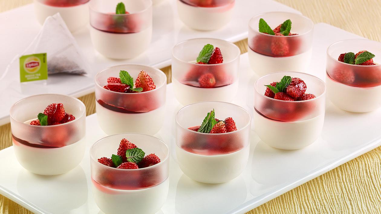 Panna Cotta al tè verde, con fragoline e menta – Ricetta Panna Cotta al tè verde, con fragoline e menta – Ricetta