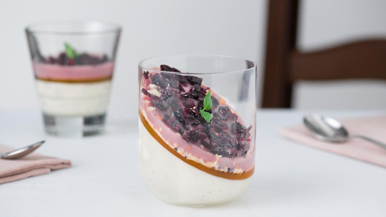 Panna cotta alla mela e fave di Tonka con gelè alla pesca e more essiccate – Ricetta Panna cotta alla mela e fave di Tonka con gelè alla pesca e more essiccate – Ricetta