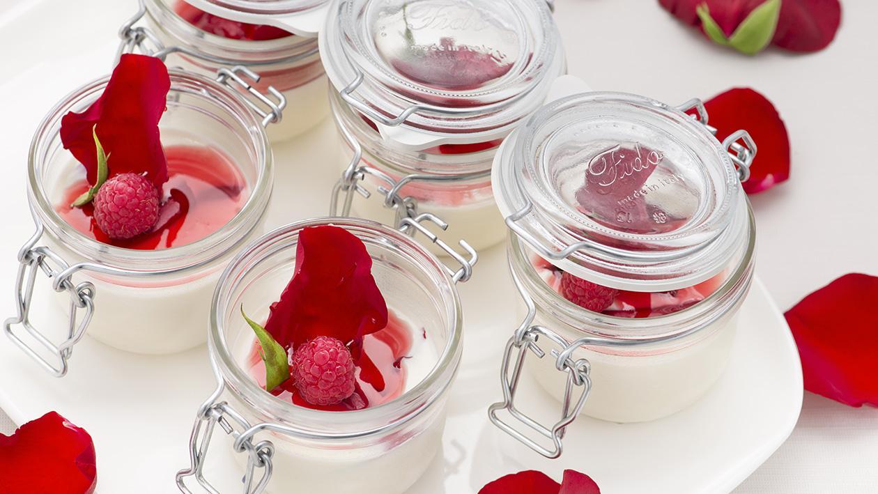 Panna cotta alle rose e lamponi – Ricetta Panna cotta alle rose e lamponi – Ricetta