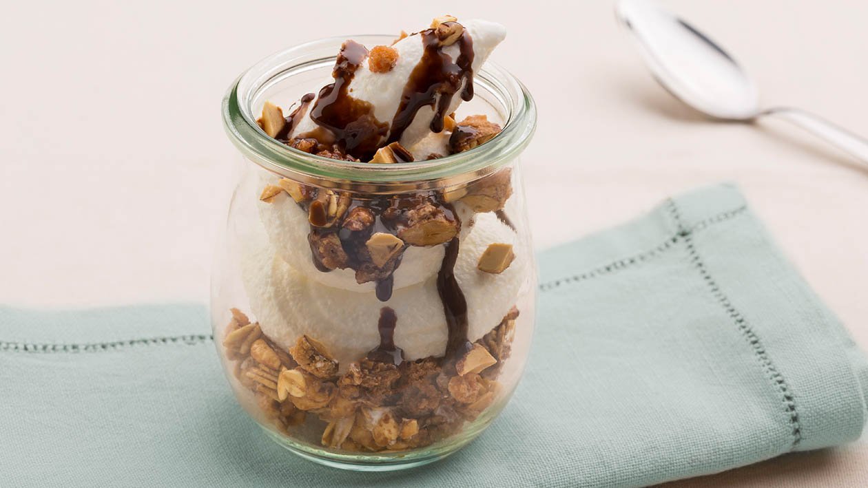 panna cotta gluten free allo yogurt con avena, mandorle allo zucchero e topping alla nocciola – Ricetta panna cotta gluten free allo yogurt con avena, mandorle allo zucchero e topping alla nocciola – Ricetta