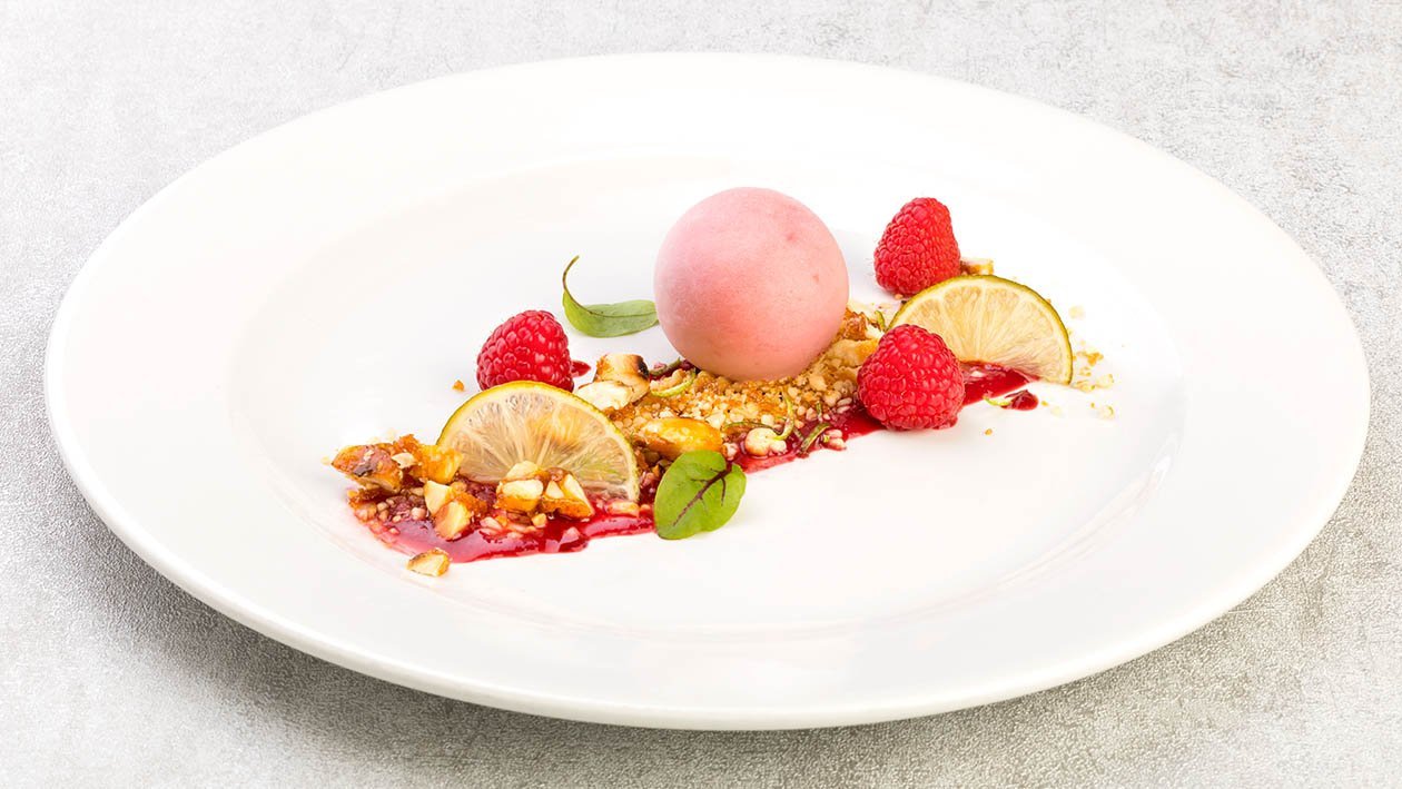 Pannacotta al lampone con croccante al caramello e lime candito – Ricetta Pannacotta al lampone con croccante al caramello e lime candito – Ricetta