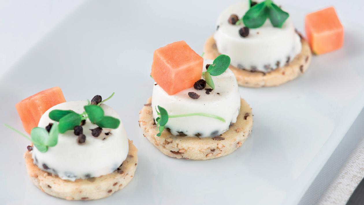Pannacotta salata al pepe di sichuan, con biscotto ai semi e cubi di papaya – Ricetta Pannacotta salata al pepe di sichuan, con biscotto ai semi e cubi di papaya – Ricetta