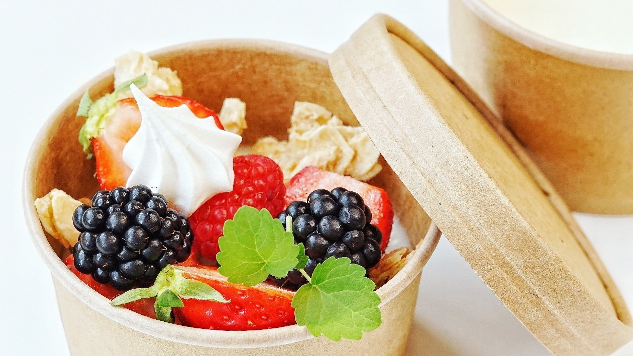 Pannacotta take away con frutti di bosco e meringhette – Ricetta Pannacotta take away con frutti di bosco e meringhette – Ricetta
