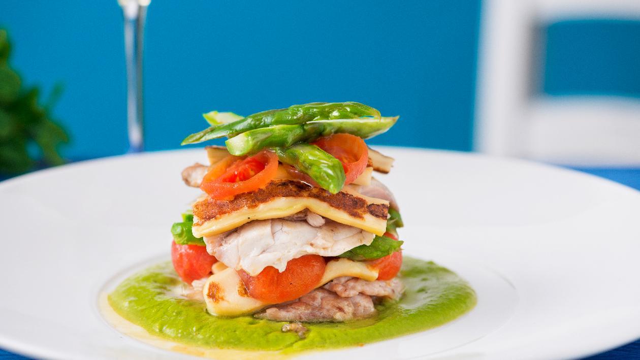 Parmigiana di spigola con pomodoro confit, provola affumicata si crema di asparagi e chips di carote – Ricetta Parmigiana di spigola con pomodoro confit, provola affumicata si crema di asparagi e chips di carote – Ricetta