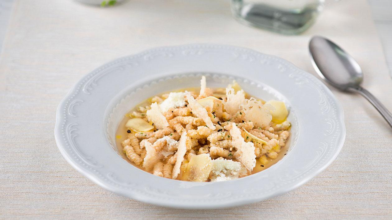 Passatelli in brodo di zenzero con chips di pecorino e olio in polvere – Ricetta Passatelli in brodo di zenzero con chips di pecorino e olio in polvere – Ricetta