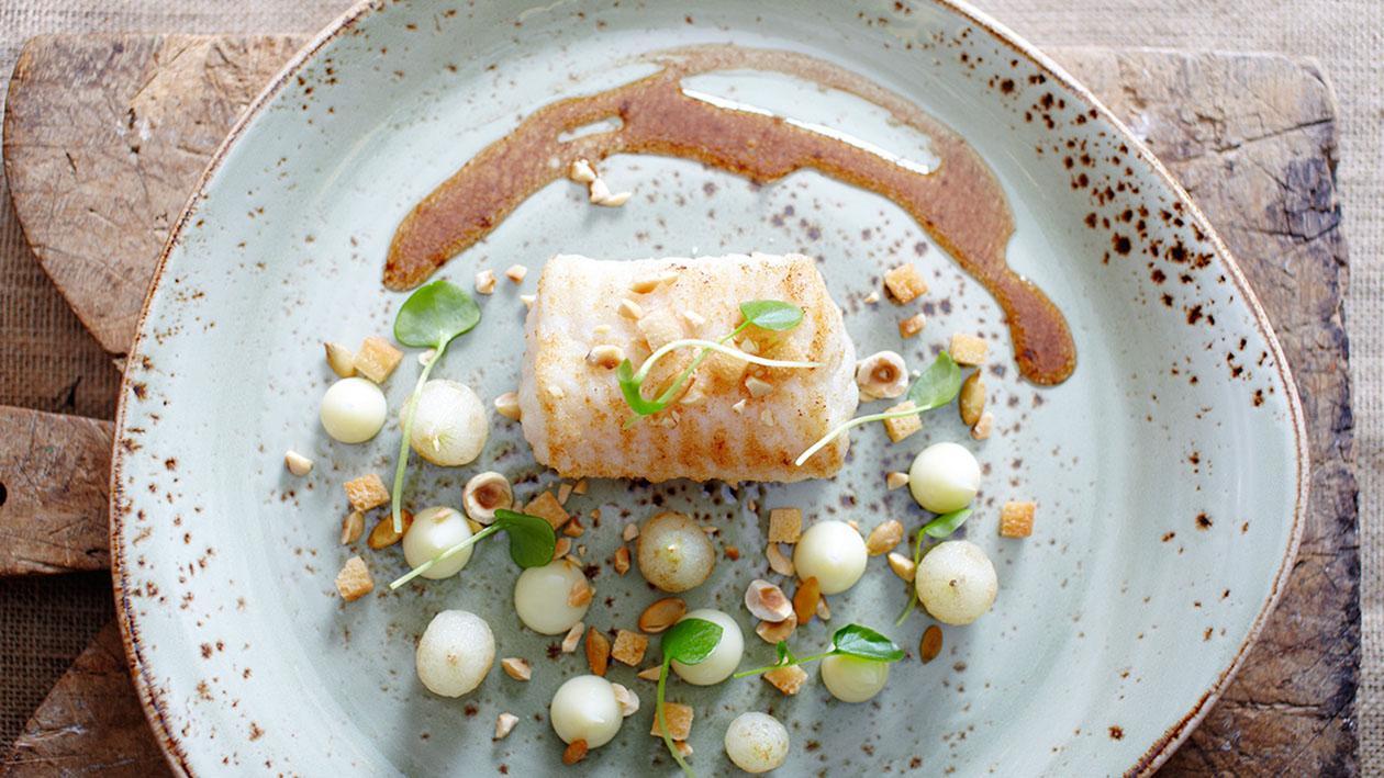 Pesce lupo con pastinaca, nocciole e aceto balsamico – Ricetta Pesce lupo con pastinaca, nocciole e aceto balsamico – Ricetta