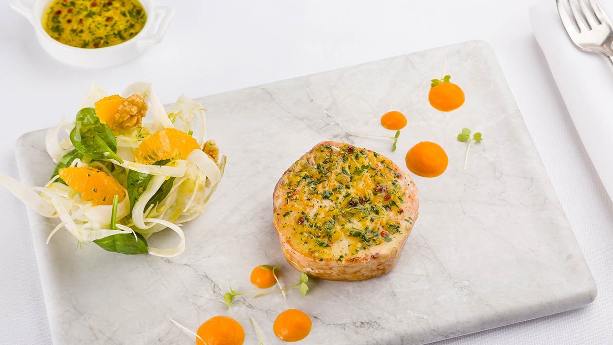 Pesce spada agrumato su crema di carote e arancia, carpaccio di finocchi, germogli di spinaci e gherigli di noci – Ricetta Pesce spada agrumato su crema di carote e arancia, carpaccio di finocchi, germogli di spinaci e gherigli di noci – Ricetta