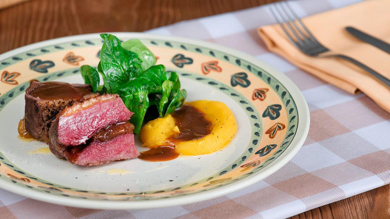 Petto di anatra ripieno di albicocche affumicato con pure di patate alla curcuma – Ricetta Petto di anatra ripieno di albicocche affumicato con pure di patate alla curcuma – Ricetta