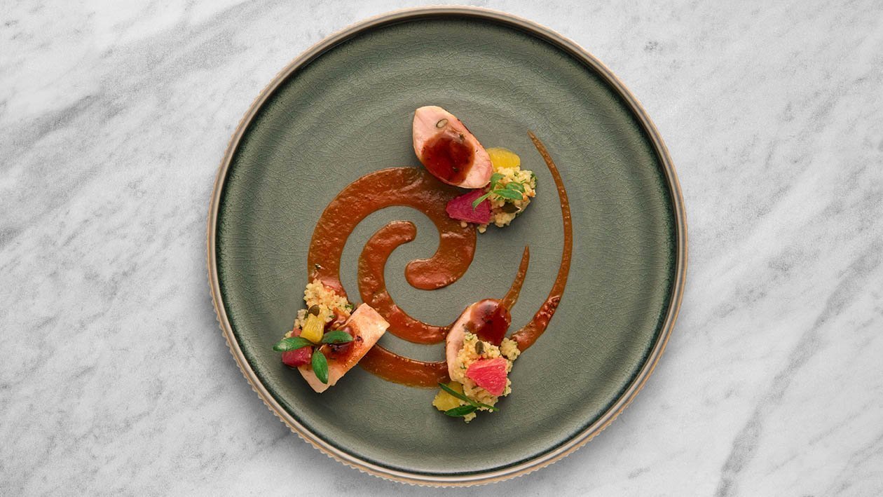 Petto di galletto laccato e farcito con albicocche e semi zucca accompagnato da cous cous agli agrumi e salsa alla diavola – Ricetta Petto di galletto laccato e farcito con albicocche e semi zucca accompagnato da cous cous agli agrumi e salsa alla diavola – Ricetta