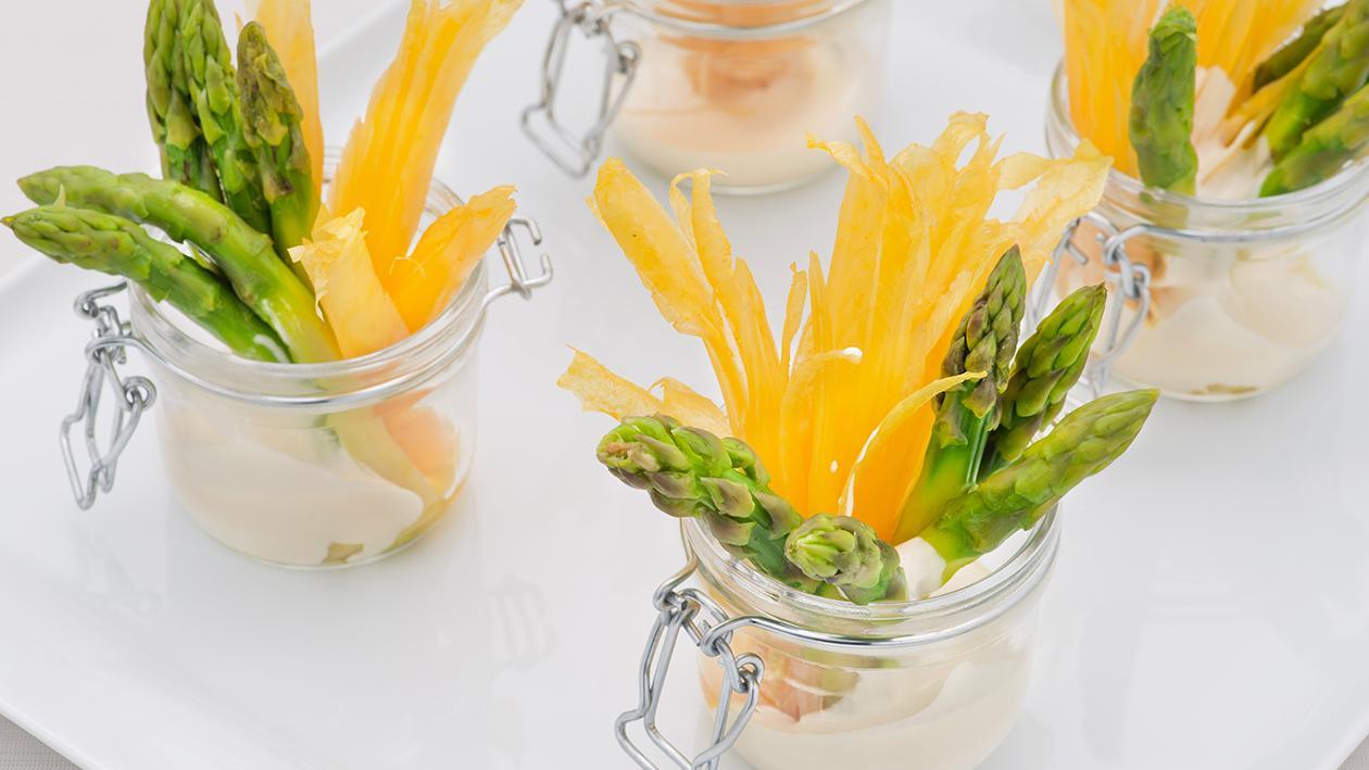 Pinzimonio di asparagi e indivia belga allo zafferano in salsa all'aglio – Ricetta Pinzimonio di asparagi e indivia belga allo zafferano in salsa all'aglio – Ricetta