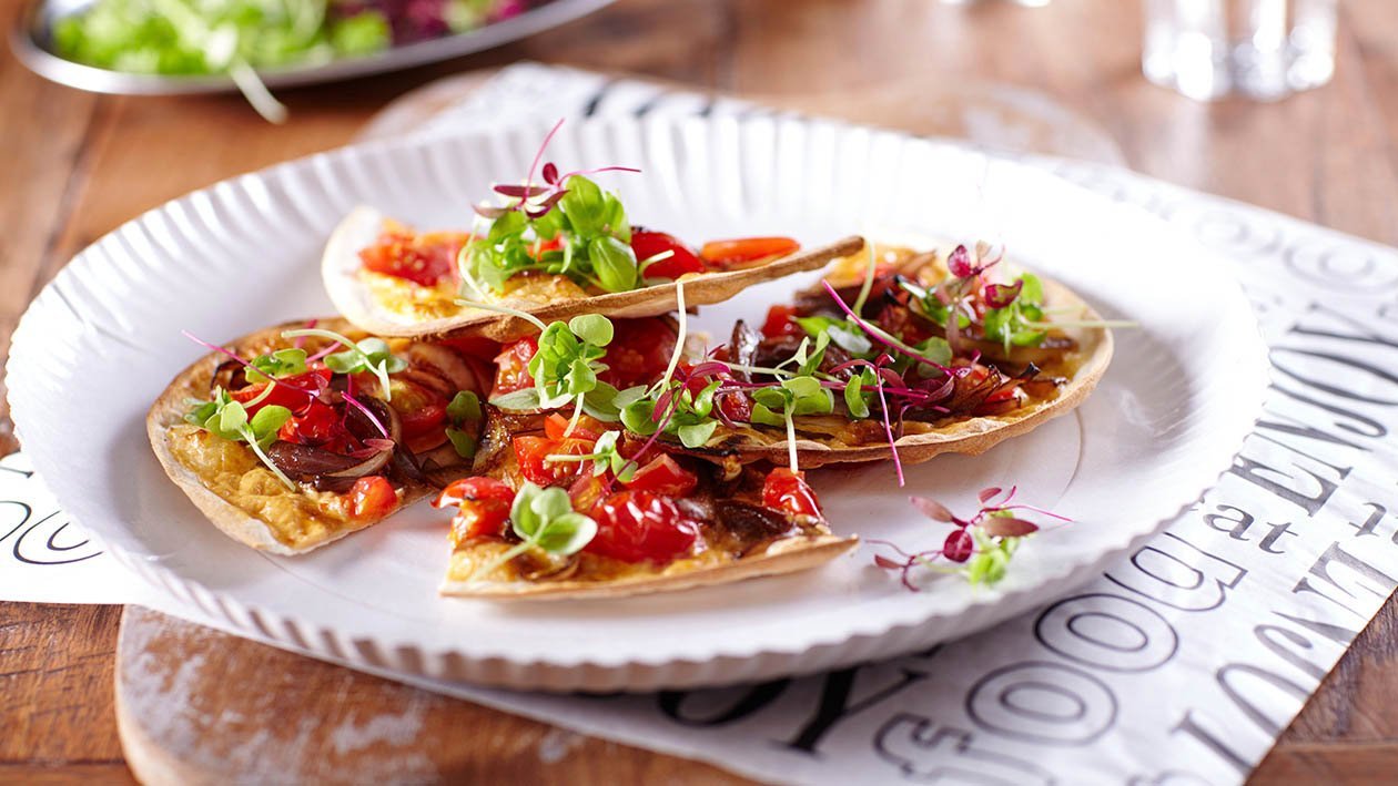 pizza croccante con cipolla caramellata, parmigiano e basilico – Ricetta pizza croccante con cipolla caramellata, parmigiano e basilico – Ricetta