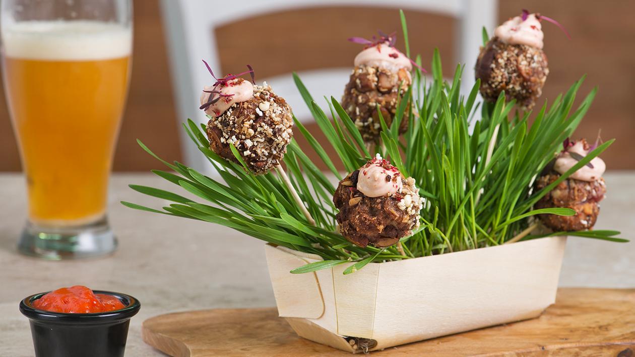 Polpette di chianina ai porcini e mandorle con dressing al pomodoro e senape – Ricetta Polpette di chianina ai porcini e mandorle con dressing al pomodoro e senape – Ricetta