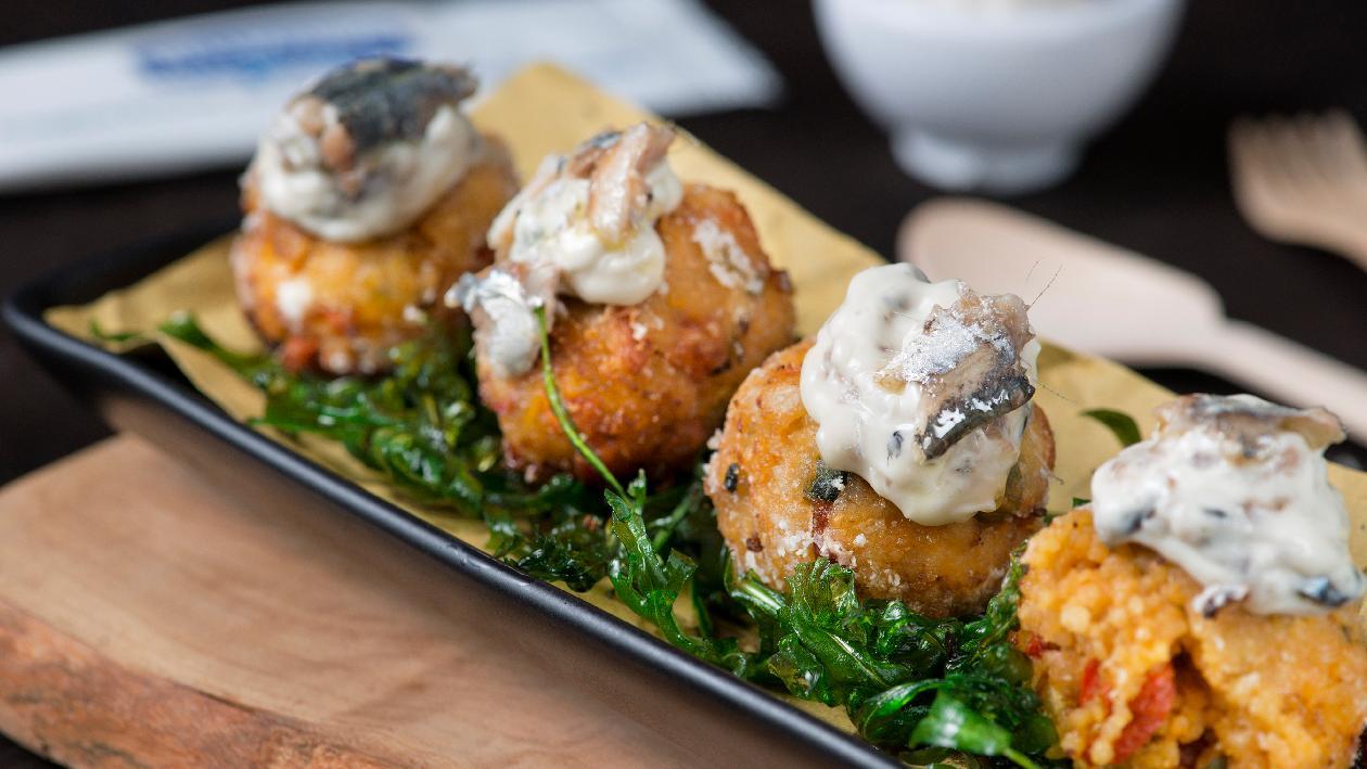 Polpette di cous cous al persico, bacche di goji e maionese alle alici – Ricetta Polpette di cous cous al persico, bacche di goji e maionese alle alici – Ricetta