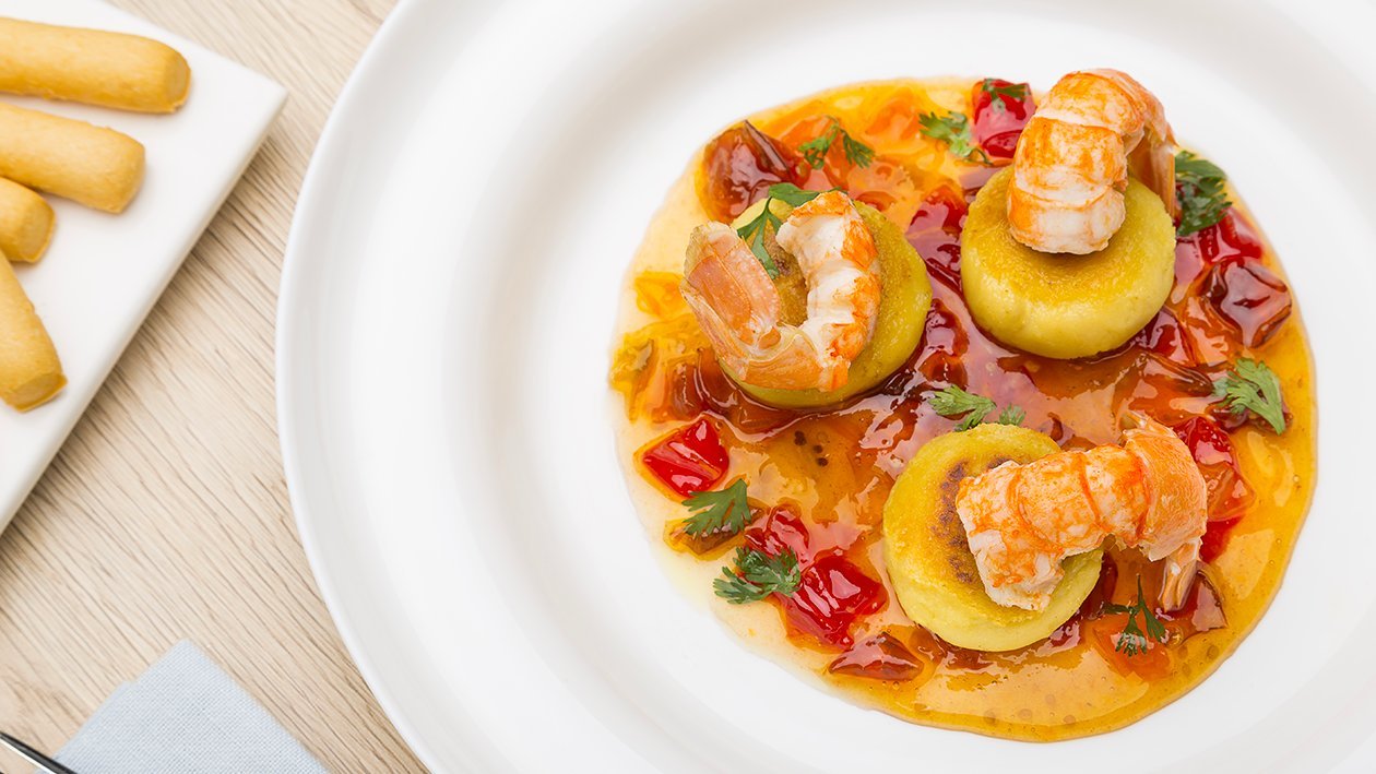Polpettine di mais e fave con scampi al vapore e marmellata di pomodori – Ricetta Polpettine di mais e fave con scampi al vapore e marmellata di pomodori – Ricetta