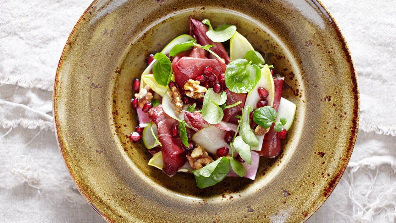 prosciutto di cervo affumicato con radicchio e melograno – Ricetta prosciutto di cervo affumicato con radicchio e melograno – Ricetta