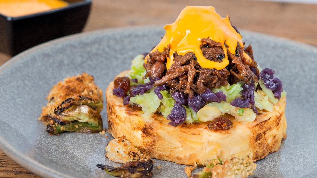 Pulled pork con verza, uvetta e cipollotti gratinati, salsa caesar al ceddar e tortino di patate – Ricetta Pulled pork con verza, uvetta e cipollotti gratinati, salsa caesar al ceddar e tortino di patate – Ricetta