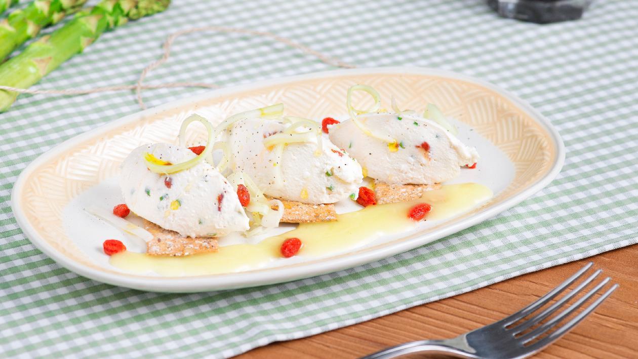 Quenelle di ricotta e bacche di goji con croccante al sesamo e sedano riccio – Ricetta Quenelle di ricotta e bacche di goji con croccante al sesamo e sedano riccio – Ricetta