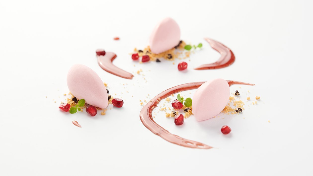 Quenelle di sorbetto al melograno e coulis di lamponi – Ricetta Quenelle di sorbetto al melograno e coulis di lamponi – Ricetta