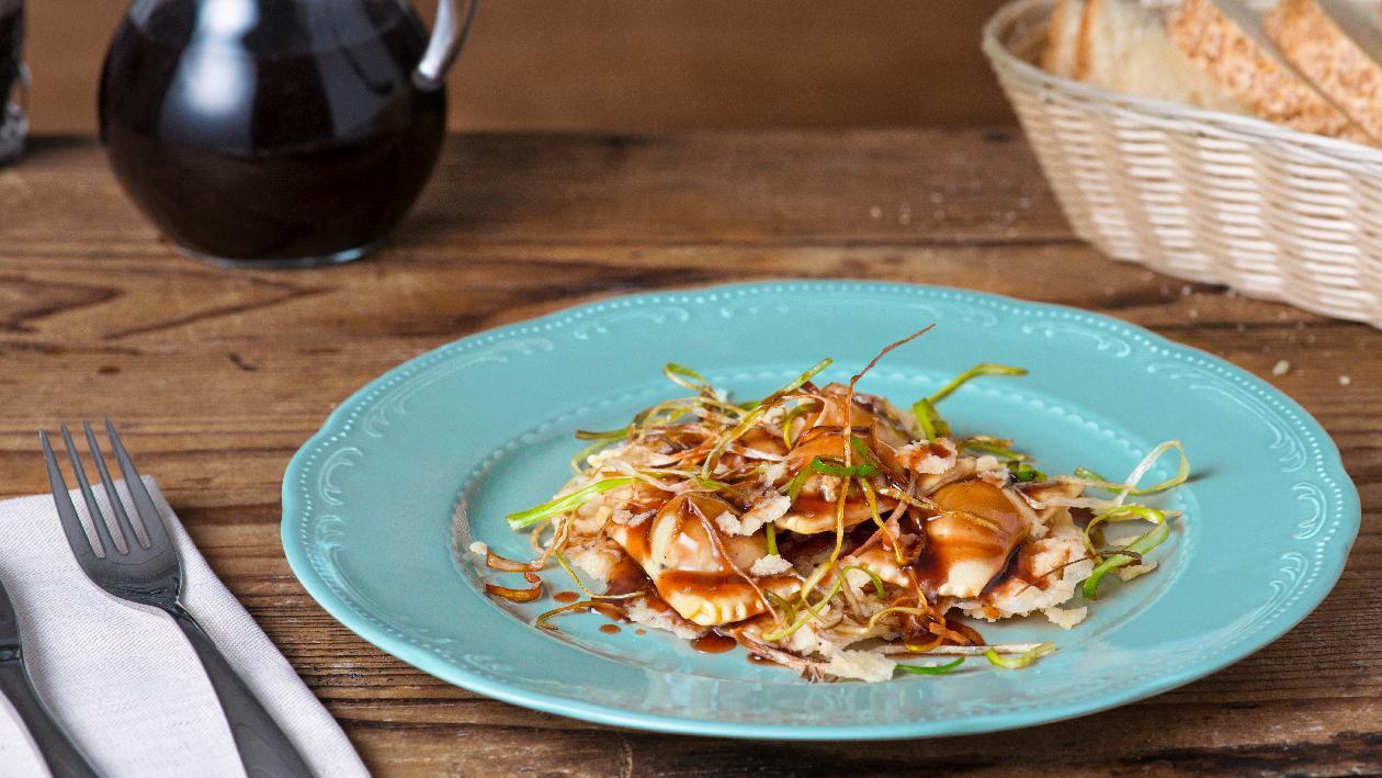 Ravioli con manzo brasato alla demi glace e nebbiolo con chips di parmigiano e porro crispy – Ricetta Ravioli con manzo brasato alla demi glace e nebbiolo con chips di parmigiano e porro crispy – Ricetta