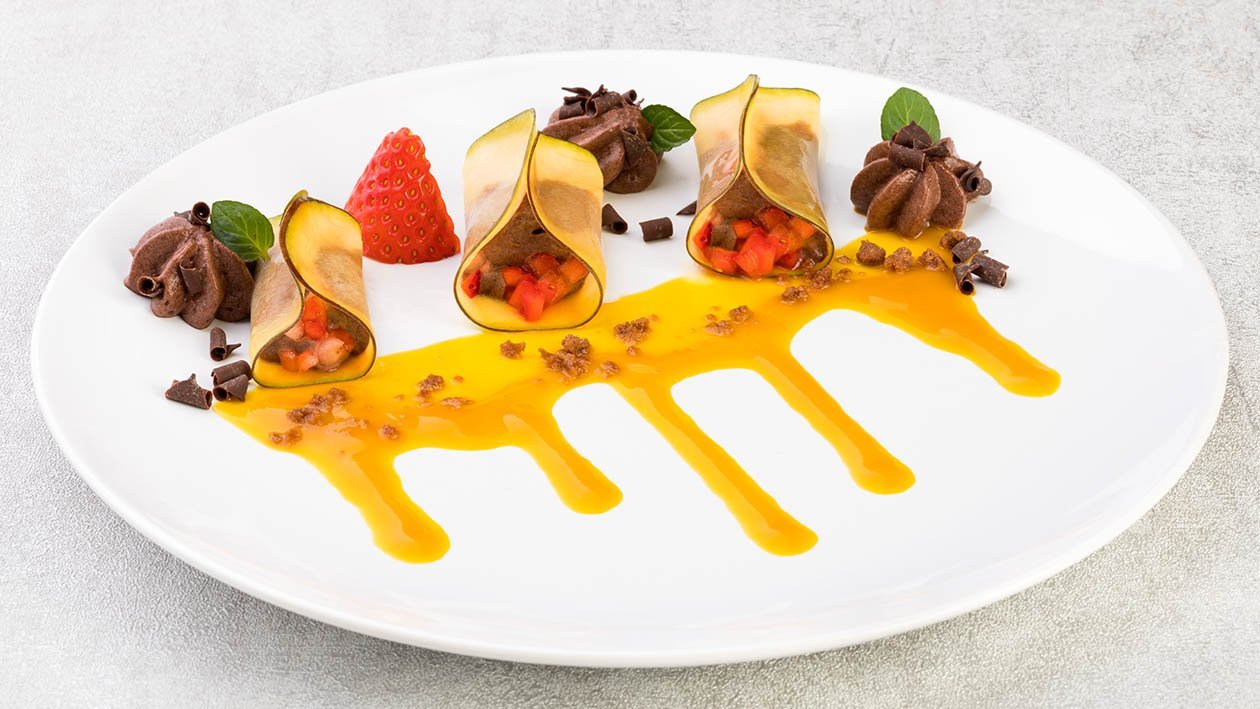 Ravioli di mango farciti con mousse al cioccolato e fragole, in salsa al coulis di mango e maraschino – Ricetta Ravioli di mango farciti con mousse al cioccolato e fragole, in salsa al coulis di mango e maraschino – Ricetta