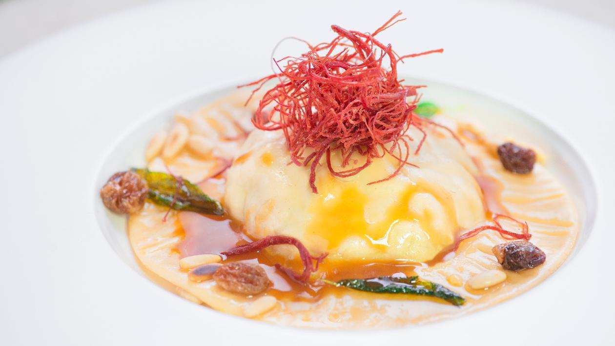 Raviolone di vitella, uvetta e pinoli con demi glace e sfilacci di manzo essiccato, burro e salvia – Ricetta Raviolone di vitella, uvetta e pinoli con demi glace e sfilacci di manzo essiccato, burro e salvia – Ricetta