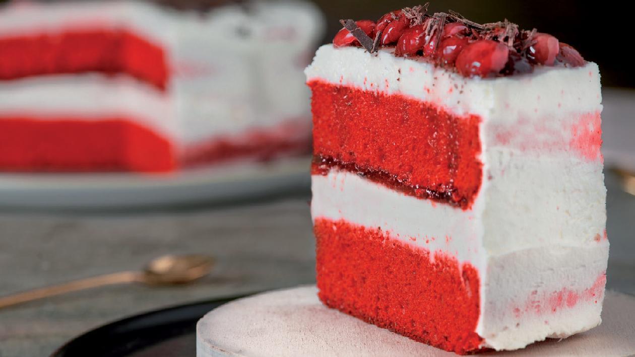 Red velvet con marmellata al lampone con mousse al formaggio fresco spalmabile e scaglie di cioccolato – Ricetta Red velvet con marmellata al lampone con mousse al formaggio fresco spalmabile e scaglie di cioccolato – Ricetta